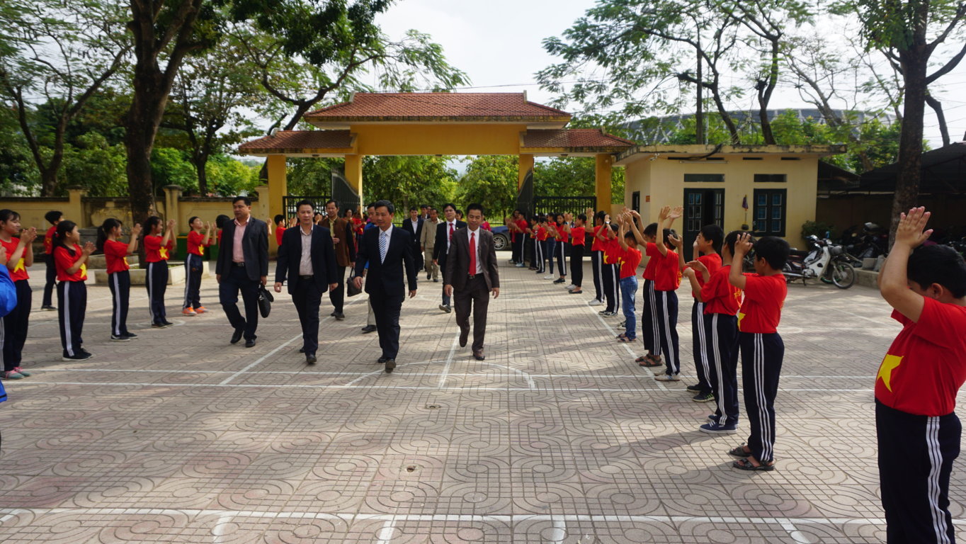 Đoàn cán bộ Sở Giáo dục và Thể thao tỉnh Luông Nậm Thà, nước CHDCND Lào thăm và làm việc tại phòng Giáo dục và Đào tạo thành phố Điện Biên Phủ