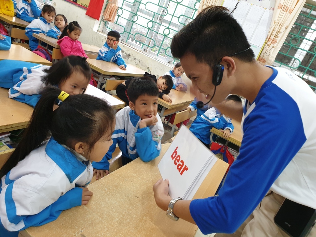 Năm học 2018 - 2019 trường Tiểu học Hà Nội -  Điện Biên Phủ tổ chức cho học sinh lớp 1, lớp 2 làm quen với tiếng Anh