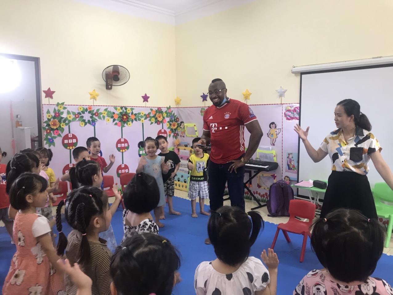 Tổ chức Hoạt động cho trẻ làm quen với tiếng Anh  tại trường mầm non Nam Thanh thành phố Điện Biên phủ