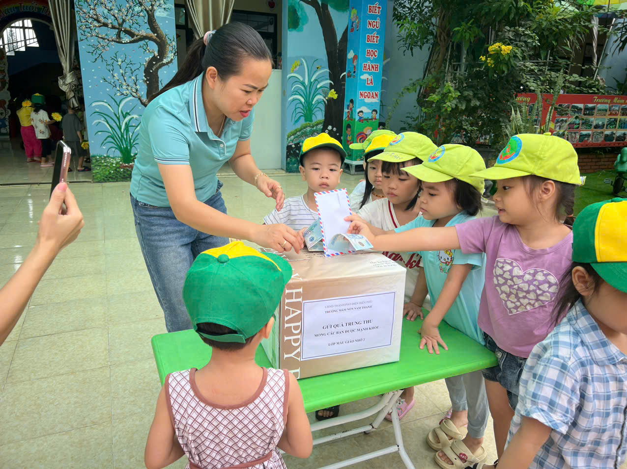 TRUNG THU ĐẶC BIỆT  CÔ TRÒ TRƯỜNG MẦM NON NAM THANH   HƯỚNG VỀ  GIA ĐÌNH CÁC BẠN NHỎ Ở  TỈNH BỊ ẢNH HƯỞNG CƠN BÃO SỐ 3